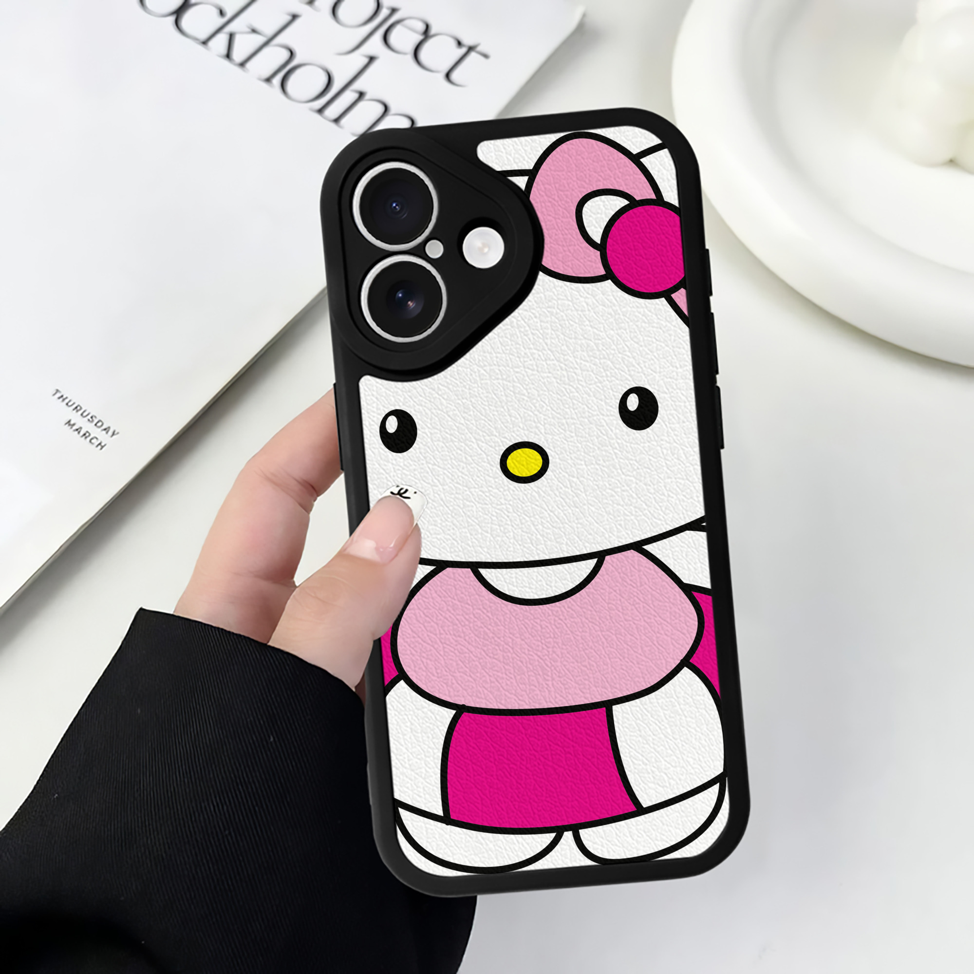 （画像用） Hello Kitty ハローキティ 【iPhone 16シリーズ対応】シリコンスマホケース（レザー調） 材質：シリコン